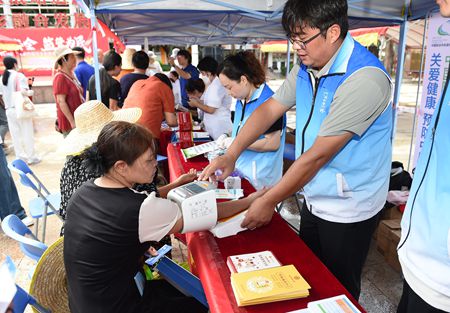 DSC_4667A 10月14日，2025年广东省药品安全科普普法进基层活动在遂溪县北坡镇举行。图为居民在现场体验医械检测。 本报记者殷翊展摄（文字林宇云）_副本.jpg